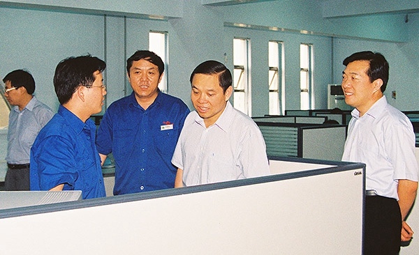 河南省委常委、常務(wù)副省長(zhǎng)李克在公司技術(shù)中心視察工作